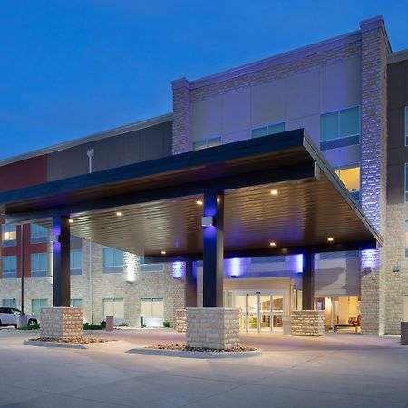 Holiday Inn Express & Suites Great Bend By Ihg Exterior foto