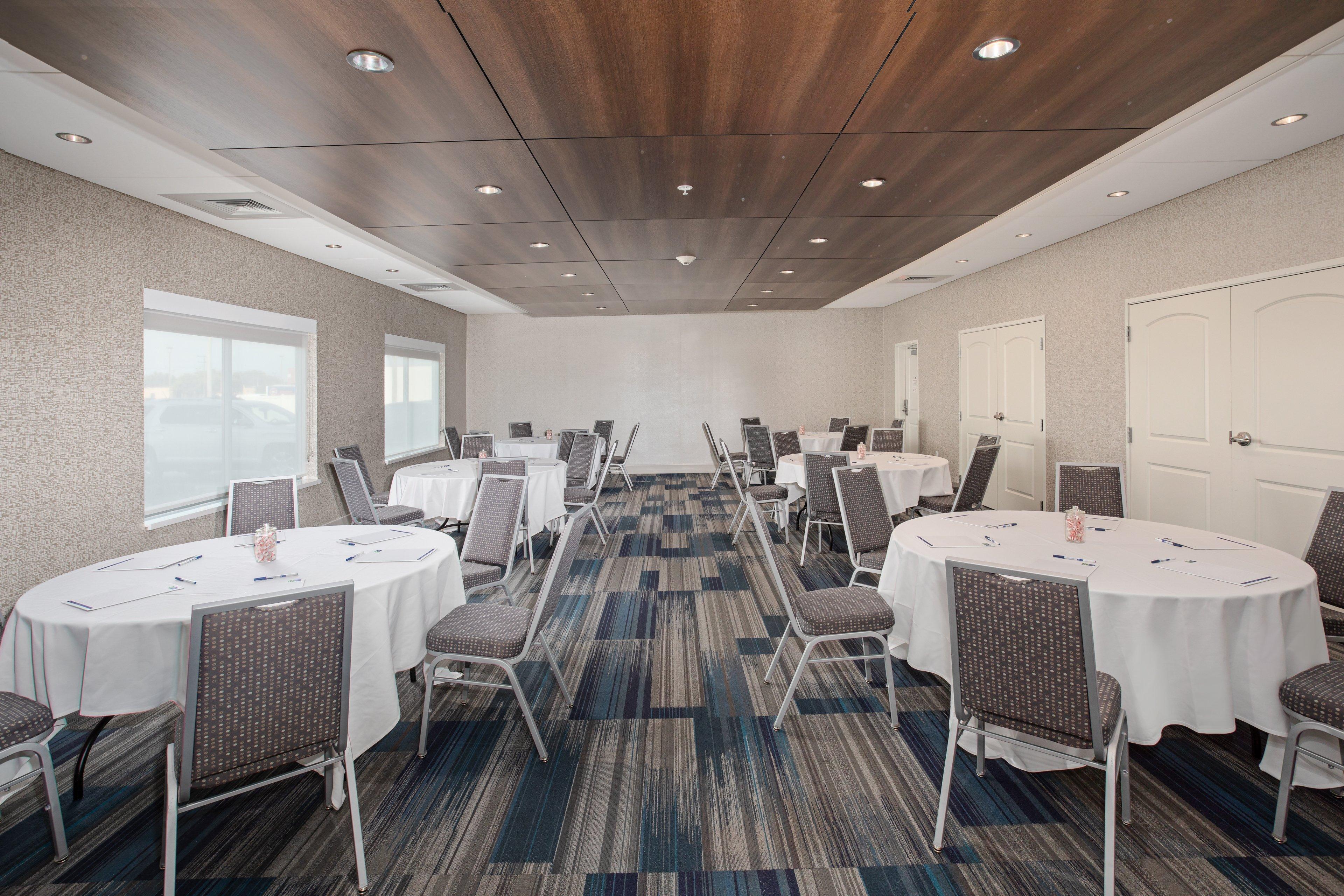 Holiday Inn Express & Suites Great Bend By Ihg Exterior foto
