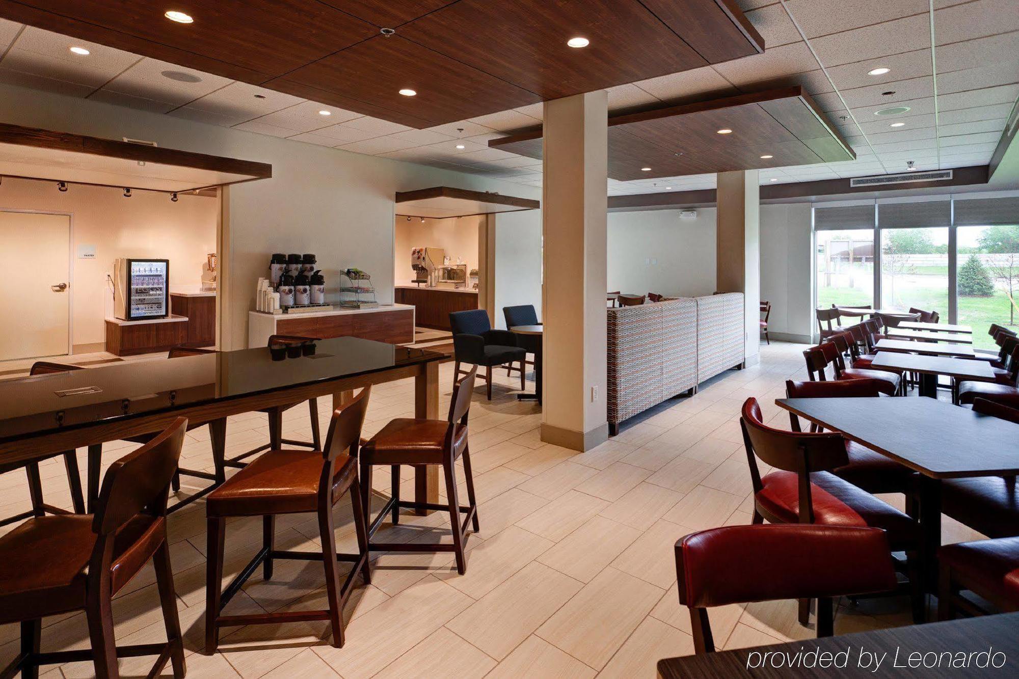Holiday Inn Express & Suites Great Bend By Ihg Exterior foto