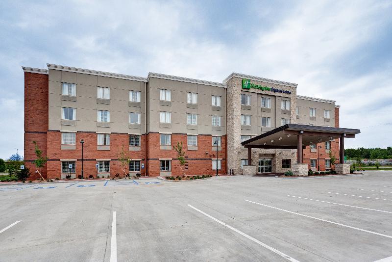 Holiday Inn Express & Suites Great Bend By Ihg Exterior foto